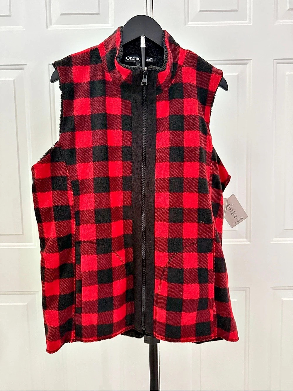 Onque Casual Checkered Fleece Vest in Red & Black Size Large NWT